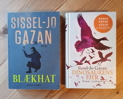 Blækhat og Dinosaurens fjer, Sissel-Jo Gazan, genre: roman, Dinosaurens fjer:
Hardback fra 2010.
Sta