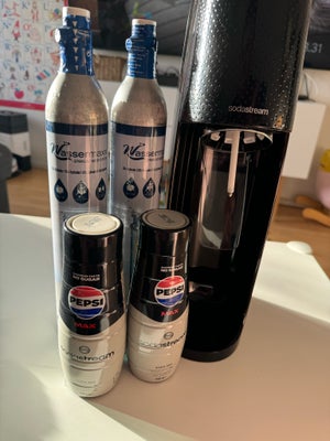 Sodastream , Sodastream, Næsten ny sodastream med to Pepsi Max sirup og to helt nye kulsyrepatroner 