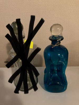 Glas, Klukflaske, Holmegaard, (Den røgfarvede er solgt)
Holmegaard klukflaske. Ca 28 cm høj. 175,-. 