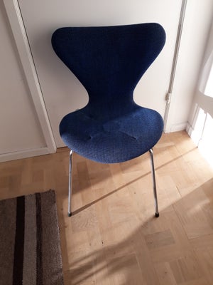 Arne Jacobsen, stol, 7'er, 4 stk. med blå polstring. 1 med blød ryg.
Sælges samlet for kr. 1600,-