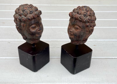 Buddha hoveder, 2 træ Buddha hoveder på sort fod. Af ældre dato. Højde 21 cm.                       