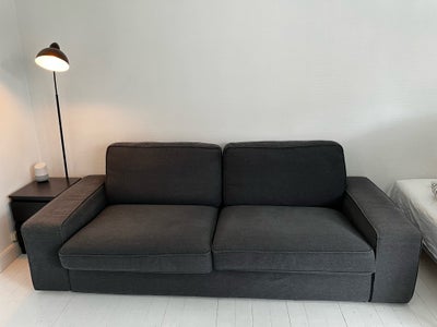 Sofa, 3 pers., Grå sofa gives bort. Den er blød at sidde i, men har enkelte hvide plætter. Kan hente