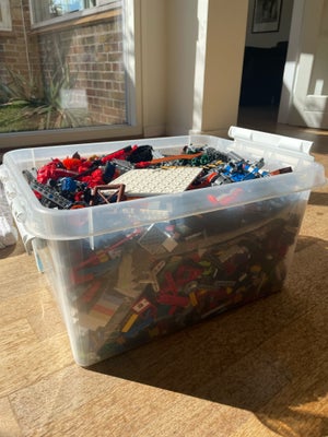 Lego blandet, Kasse Fuld Med Lego!, Salger plastik kasse fuld af Lego. Kassen er inkluderet. Den er 