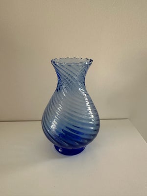 Vase, Antik vintage murano look, Fin swirl glasvase i blå
Måler 16 cm i højden
Afhentes i Aarhus c e