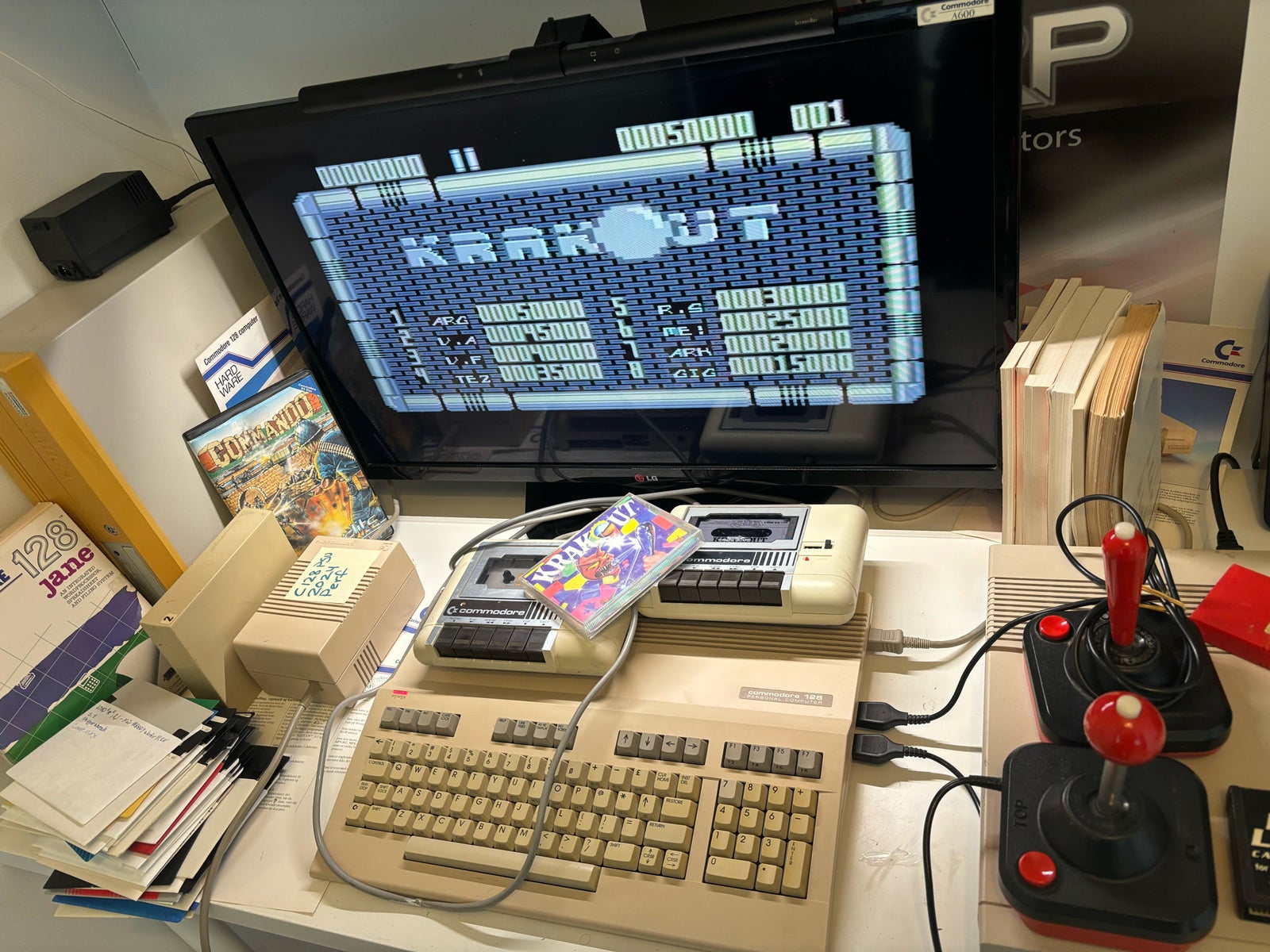 Commodore 128 samling kan også køre Commodore 64 ,