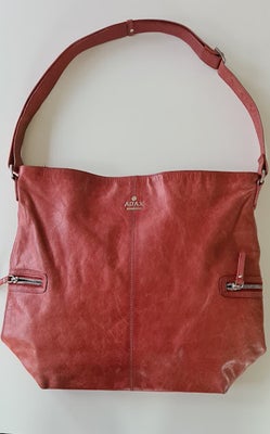 Skuldertaske, Adax, læder, Lækker blød lædertaske fra Adax Farven er rødbrun.
Super kvalitet. Brugt 