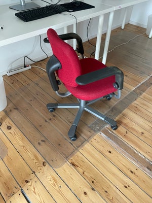 Kontorstol, Håg, Rød kontorstol fra Håg.

Kan ikke huske modellen desværre, men det er en kvalitetss
