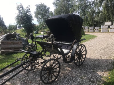 Hestevogn, Denne skønne hestevogn skal ud og køre igen. Vognen er uden bremser.
På et af billederne 