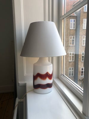Lampe, Holmegaard, Sælger denne smukke røde og hvide vintage Holmegaard bordlampe. Lampeskærm og pær