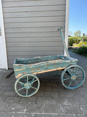 Havebord, Træ, Vintage havevogn som er en rigtig fin dekoration til haven. Det ene hjul sidder løst 