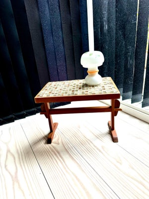 Blomsterbord, teaktræ, b: 26 l: 40 h: 30, Lille sødt teaktræs blomster-/lampebord med bordplade af g