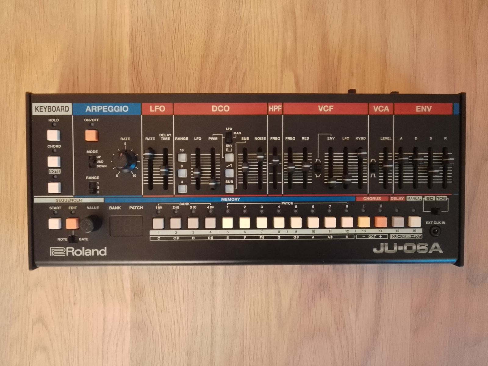 Synthesizer, Roland JU-06A