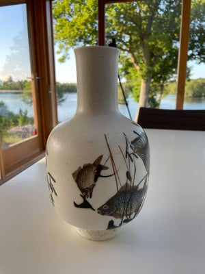 Porcelæn, Vase, Stor Royal Copenhagen/Aluminia vase af Nils Thorsson.
Dekoreret med svømmende fisk.
