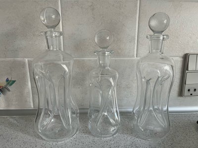 Flasker, 3 klukflasker, 3 klukflasker på hhv 25 og 28 cm. Den ene snoet.

Lyngby eller Silkeborg gla