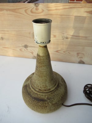 Lampe, keramik, Charmerende hånddrejet keramik bordlampe i typisk retro 1970´er stil med original fa