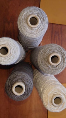 Garn,  uld garn først til mølle, 1850 gr 100 % uld, strikkes på pind 4-6 kender ikke løbelængden. sæ