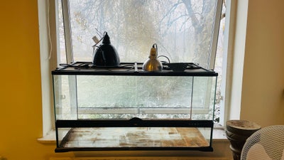 Terrarium, b: 90 d: 45 h: 45, Terrarium brugt 1år. 2 lampeskærme medfølger + skovl. Nypris 2400kr. I