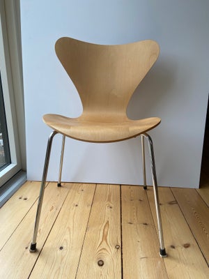 Arne Jacobsen, 3107, Stol, Syverstol design af Arne Jacobsen. Meget flot finer I natur ahorn med mat