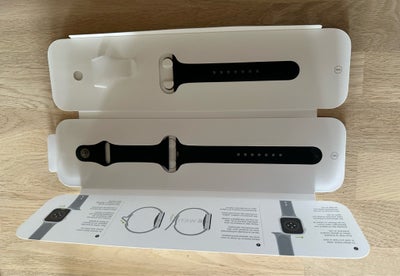 Unisexur, Apple, Apple Watch 8 - 45 mm med sort rem sælges for 2.000 kr - har selv givet 4.628 kr - 