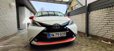 Toyota Aygo, 1,0 VVT-i x-touch, Benzin, 2015, km 142000, hvid, nysynet, aircondition, ABS, airbag, 5