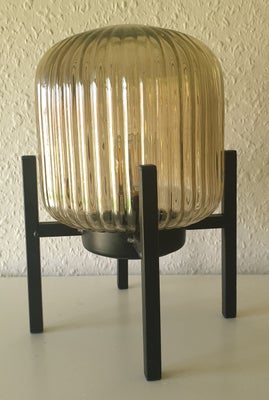 Lampe, Sælger denne flotte stilrene lampe med sorte fødder 
Køre på Aaa batterier 

Str : 24 H 12,5 