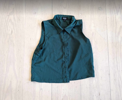 Bluse, Bik Bok, str. One size, mørkegrøn, Næsten som ny, Mørkegrøn crop top skjorte. Flot farve i bl