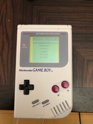 Nintendo Game Boy Classic, Rimelig, Game Boy Classic til salg.
FIFA 97 medfølger.
Lille fejl i grafi