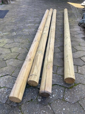 Stolper, 4 nye runde pæle/stolper i trykimpregneret træ. Måler 210 cm i længden og ø8 cm. Aldrig bru