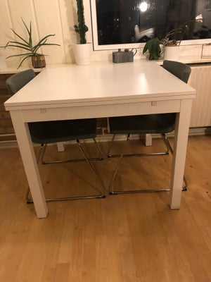 Spisebord, b: 90 l: 169, Hvidt IKEA Spisebord i god stand, 90x90 cm. med tillægsplader sælges. 

H: 