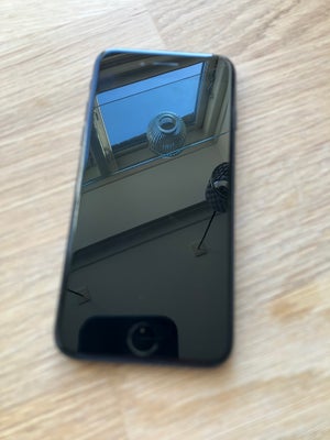 iPhone 7, 128 GB, sort, God, Pæn stand, dog med nogle små fine ridser på skærm og i bunden ved lades