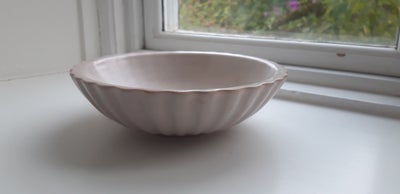 Keramik, Holbæk Lervarefabrik, Skål fra Holbæk Lervarefabrik med kanneleret korpus i Arne Bang stil.