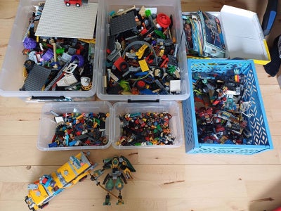 Lego Ninjago, Kæmpe lego samling sælges:

2 store 30 L. kasser fyldt med lego
1 kasse kun med figure