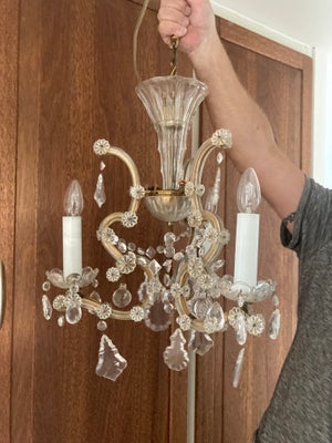 Lysekrone, Krystal lysekrone
Smuk gammel krystallysekrone med prismer og messing. Lampen har tre arm