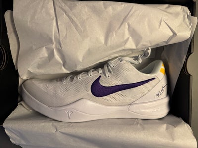 Sportssko, Kobe 8 , str. 46,  Ubrugt, https://takeoffcph.dk/products/nike-kobe-8-protro-lakers-home
