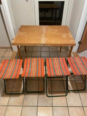 Retro Campingsæt, sæt med 4 skamler og bord. Stolene kan pakkes sammen i bordet.
Bordets str. 92 cm 