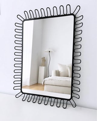 Vægspejl, Skulpturelt IKEA-spejl fra 1990’erne.
Spejlet har en bølget metalramme, som bøjer ud i rum