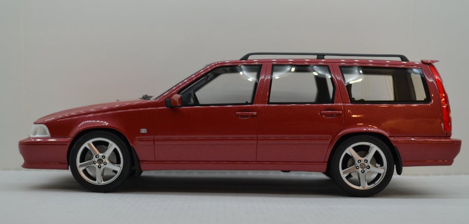 Modelbil, DNA Volvo V70R, skala 1:18