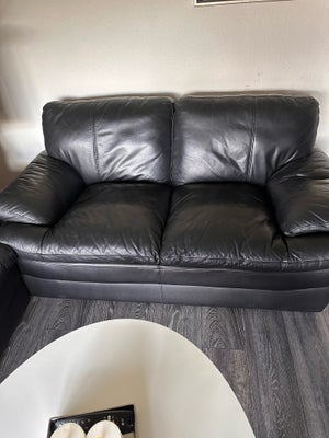 Sofagruppe, læder, anden størrelse, Fine sorte sofaer 1 to’er og 1 tre’er
Brugte med lette brugsspor