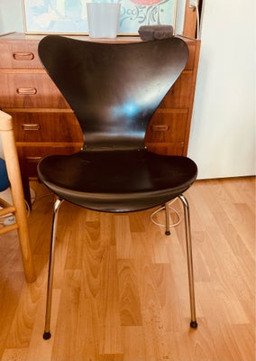 Arne Jacobsen, Syver stol, Syver stol Arne Jacobsen 
Desværre blød i ryggen, men stellet er helt og 