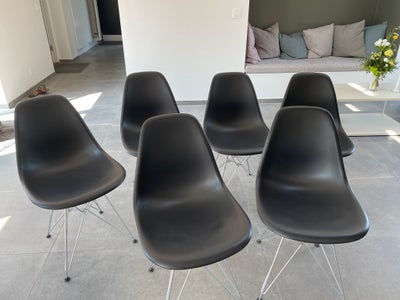 Spisebordsstol, Eames, Eames side chair DSR. Sorte. Vi har 6 stk. og de koster 500 kr pr stk
Mindre 