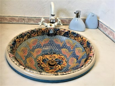 Håndvasken er unik og lavet af Aarhus-keramiker. 

Meget velholdt stand