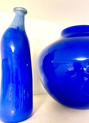 Glas, Glas kunst, Glaskunst blå?? stor vase og mindre flaske formet vase - mundpustet.

Kunstner uke