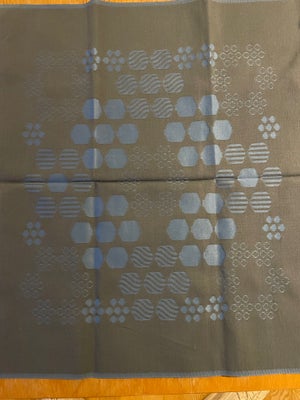 Dug med stof servietter, Gerog Jensen Damask, Tivoli mønster Blå / Grå 
Dug 150x150 cm
8 stk. stof s