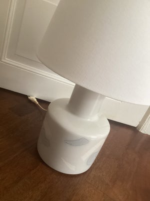 Lampe, RoyalCopenhagen Nelina, Stor flot porcelæns lampe med mønster i sarte farver, med pæn hvid sk