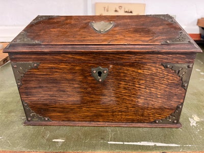 Kiste , Palisander, Måler L 26 cm, D 12, H 13-16 cm.

Indrettet med skillerum til kartotek, der kan 