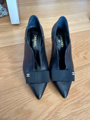 Pumps, str. 36, Rigtig fine sorte pumps i størrelse 36. 
De er store i størrelsen, og passer også en