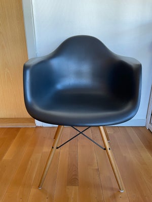 Eames, DAW, Plastic Armchair, lyst ahorn, sort skal, Stol, Sælger denne Charles Eames stol købt i Pa