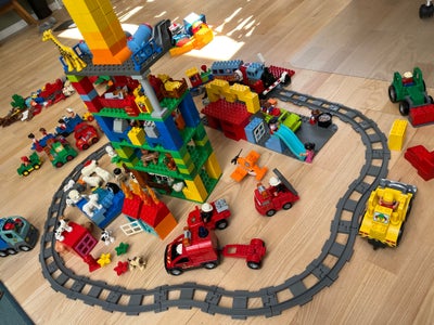 Lego Duplo, En masse blandet Duplo. Dyr, figurer, klodser, bygninger, biler (inklusiv flere fra Cars