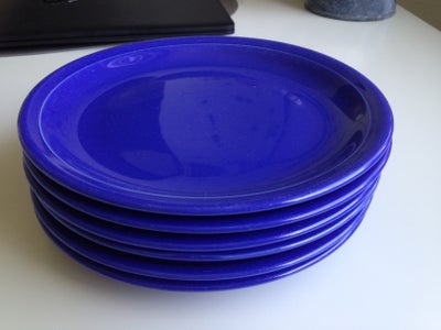 Frokosttallerkener, 6 stk., 6 brugte frokosttallerkener i blå farve sælges. Ingen skår.
Ø: 19,5 cm.
