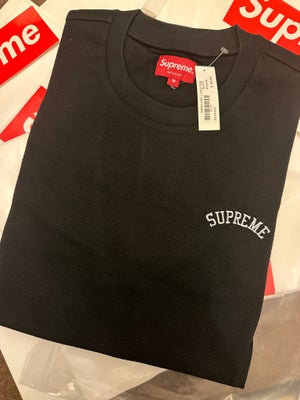 T-shirt, Supreme, str. M,  Sort, Supreme mest arc logo tee i sort. Ss18. Købt i Supreme butikken i N